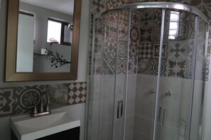Een douche, gratis toiletartikelen, een haardroger, handdoeken