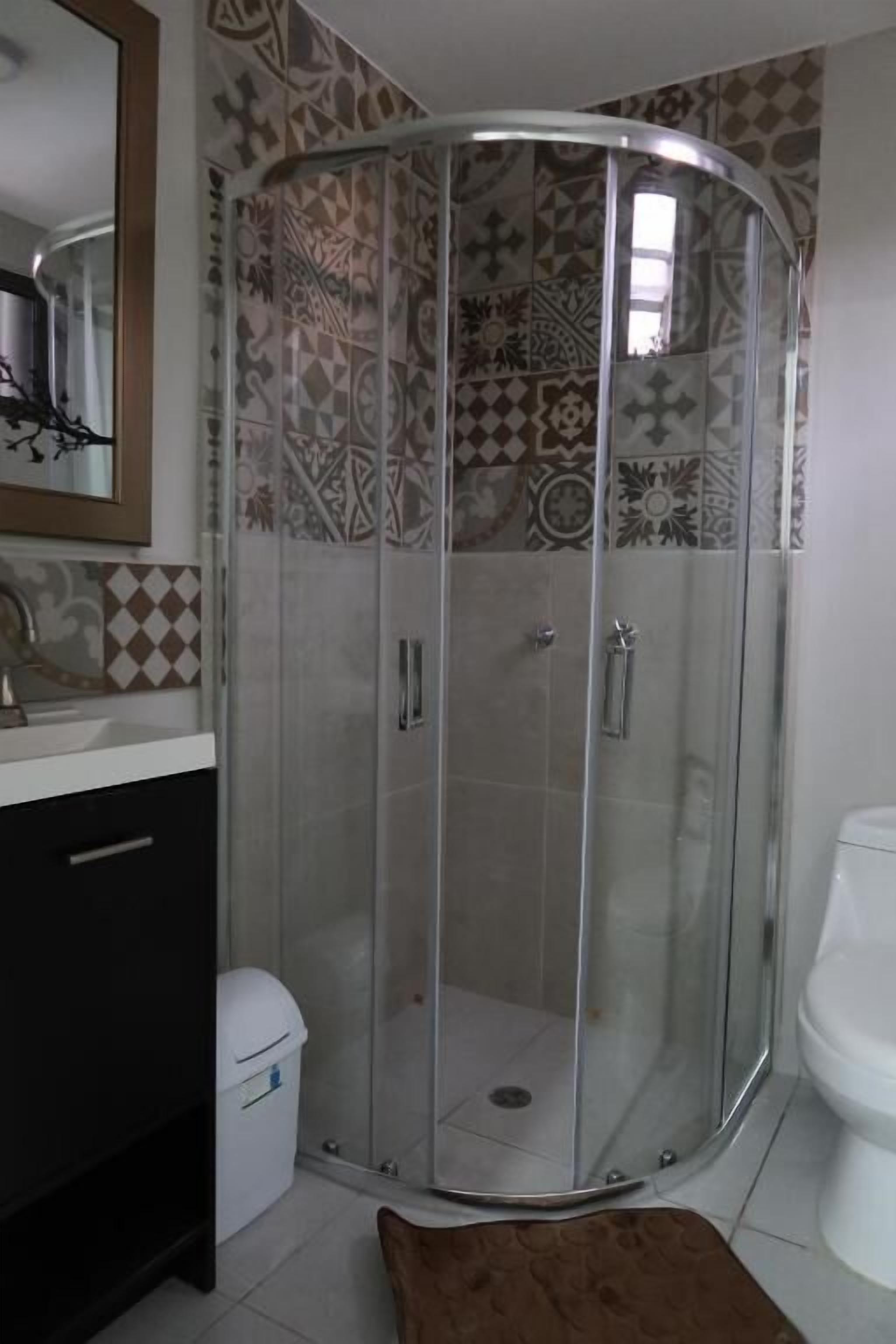 Regadera, amenidades de baño gratuitas, secadora de cabello, toallas 