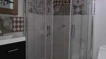 Regadera, amenidades de baño gratuitas, secadora de cabello, toallas