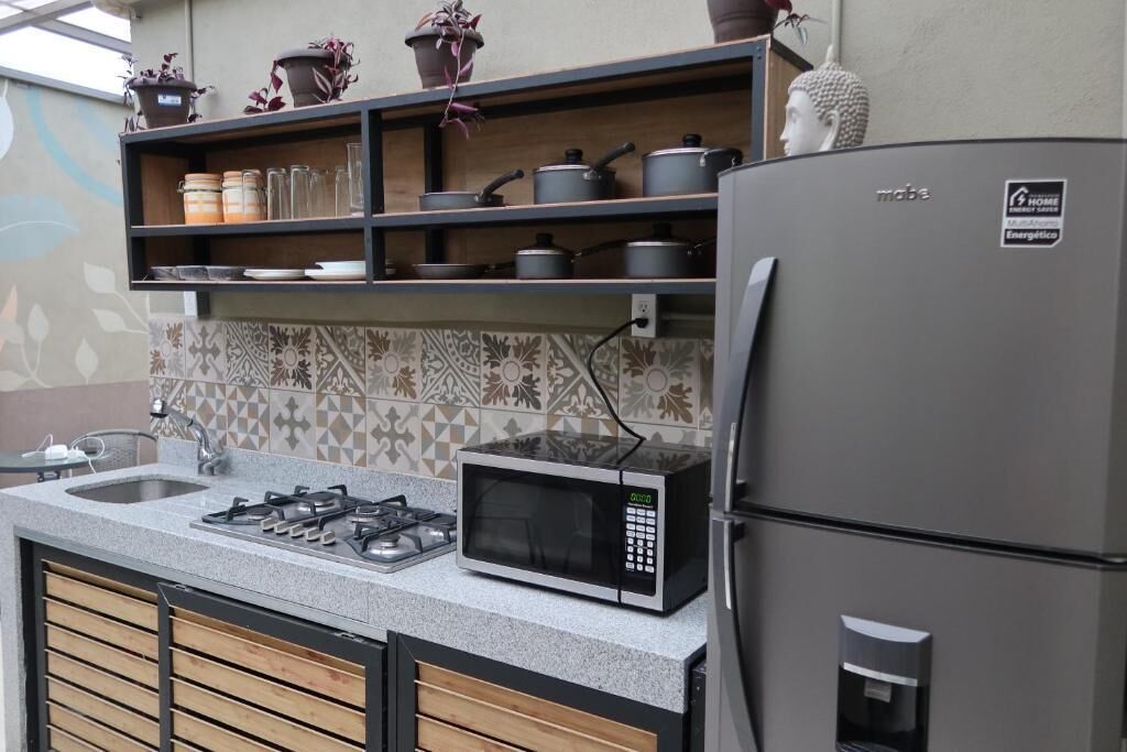 Refrigerador con congelador, parrilla de estufa y utensilios de cocina 