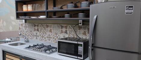 Täysikokoinen jääkaappi, liesi, keittoastiat/astiat/ruokailuvälineet