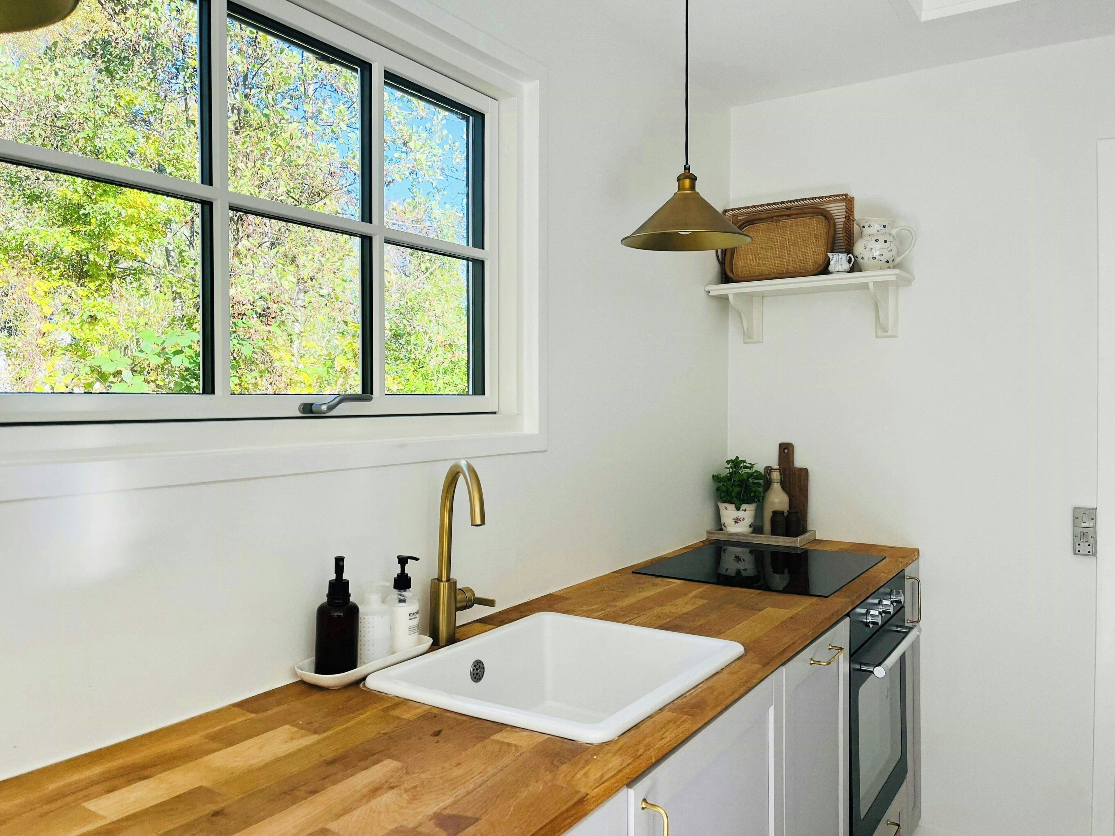 Microwave, oven, dishwasher, coffee/tea maker