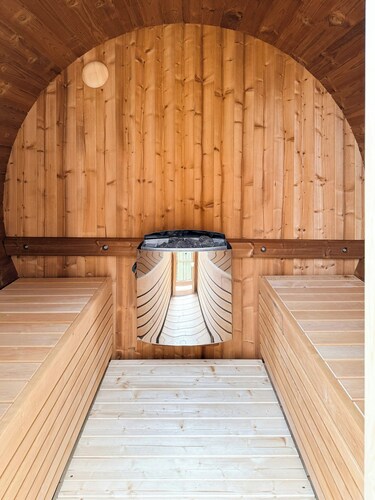 Yellow beach house with sauna and view over Løkken