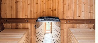 Gult strandhus med bastu och utsikt över Løkken