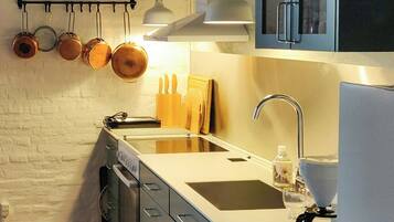 Microwave, oven, dishwasher, coffee/tea maker