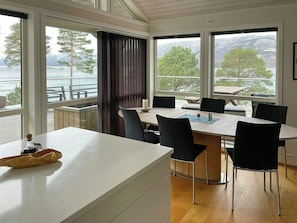 Dining - Seaside cabin with private pier in Eidsvåg (Eidsvåg)