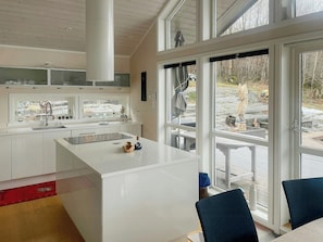 Microwave, oven, dishwasher, coffee/tea maker - Seaside cabin with private pier in Eidsvåg (Eidsvåg)