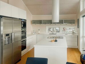 Een magnetron, een oven, een vaatwasser