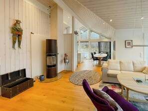 TV, fireplace - Seaside cabin with private pier in Eidsvåg (Eidsvåg)