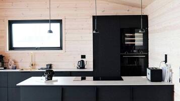 Ugn, diskmaskin och kaffe- och tebryggare