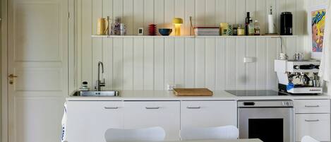 Microwave, oven, dishwasher, coffee/tea maker
