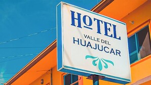 Um letreiro de hotel com a inscrição 'HOTEL VALLE DEL HUAJUCAR'.