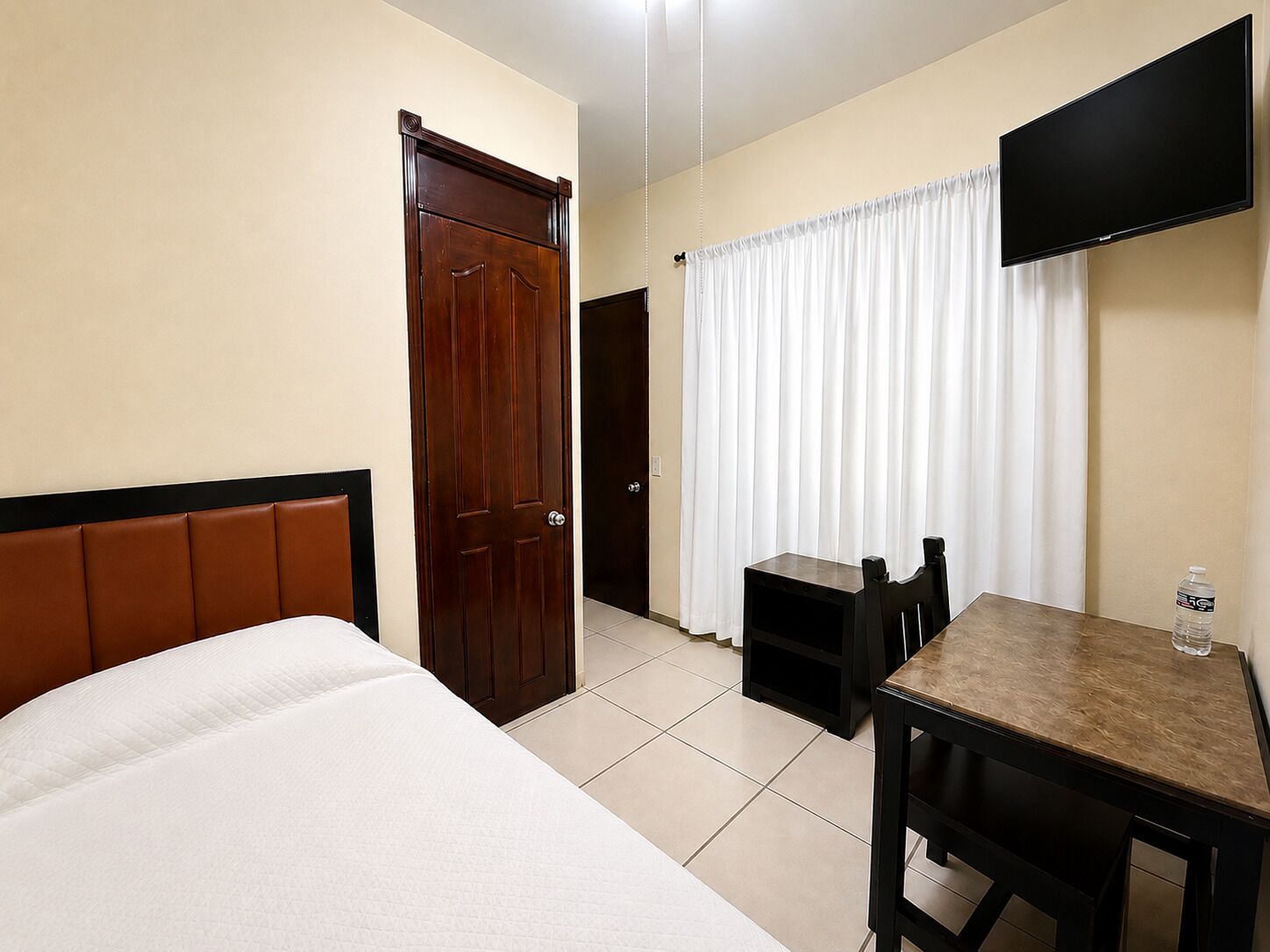 Single Room | Desk, laptop workspace, free WiFi