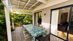 Outdoor dining - Busso Escape – The Perfect South West Getaway (Broadwater)