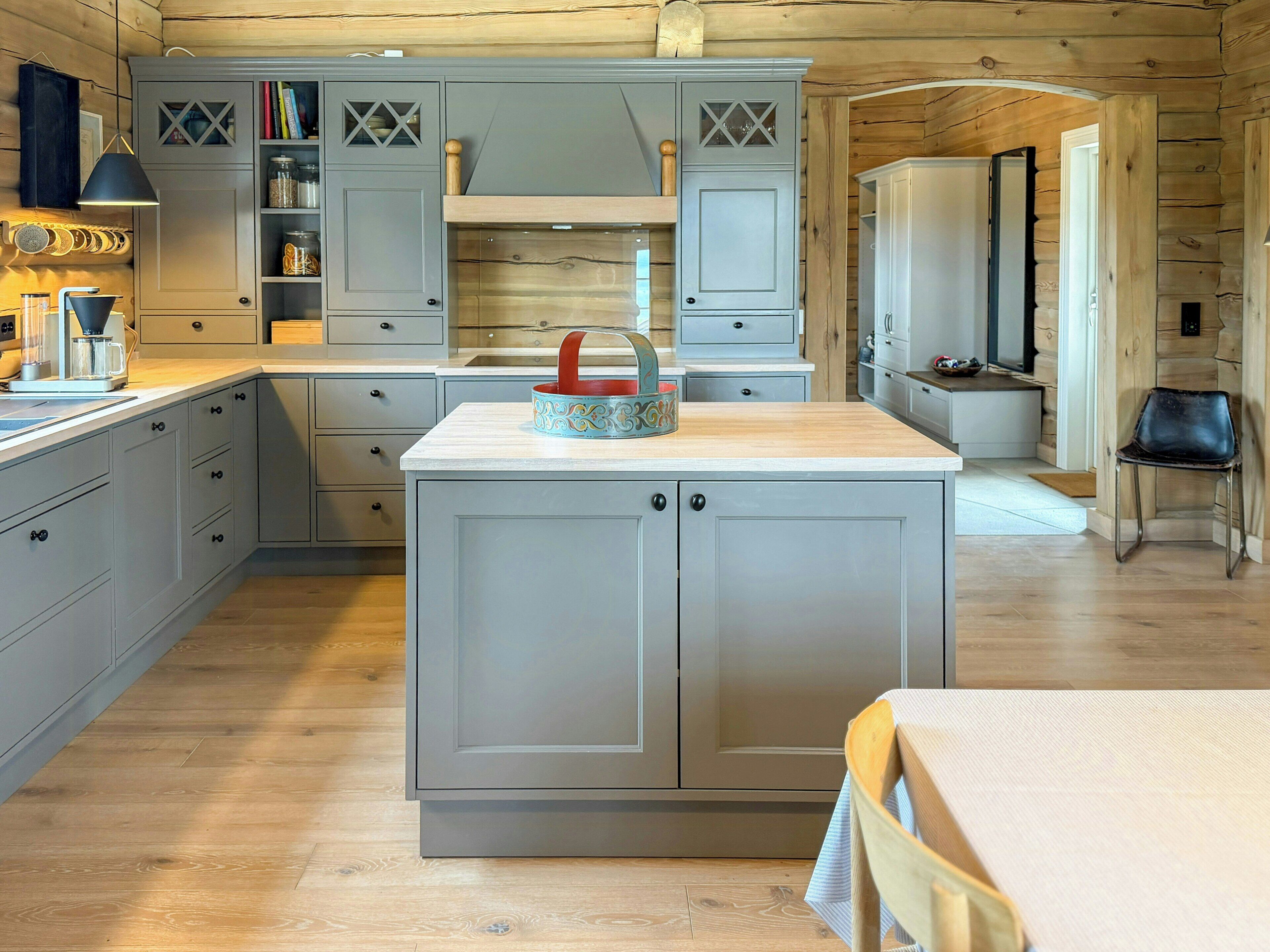 Microwave, oven, dishwasher, coffee/tea maker