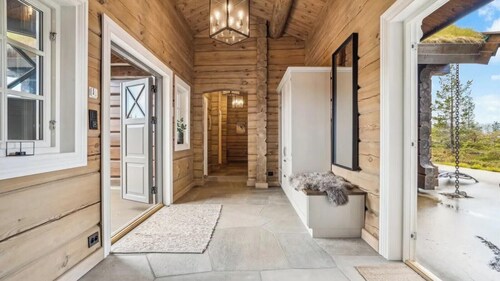 Timber cabin with hot tub and ski runs in Veggli