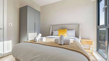 Una camera da letto con un letto, un armadio, un comodino e una finestra.