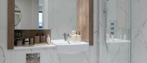 Douche, sèche-cheveux, serviettes fournies, shampoing