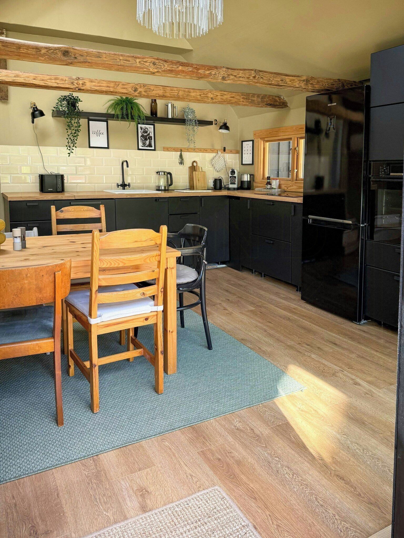 Microwave, oven, dishwasher, coffee/tea maker