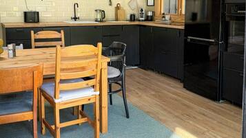 Microwave, oven, dishwasher, coffee/tea maker