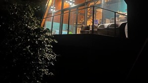 Un edificio moderno con ampie vetrate e un design triangolare.