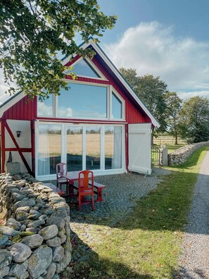 Outdoor dining - Modern apartment on historic horse farm (Jonstorp)