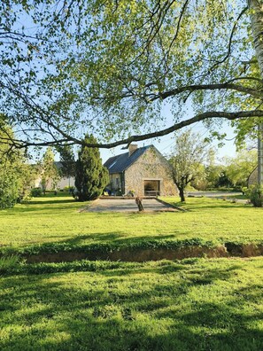 Property grounds - Country house in Sarthe with indoor pool (Joué-en-Charnie)