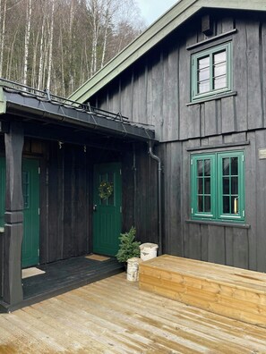 Exterior - Elevated cabin with sauna by Lake Tinnsjøen (Telemark)
