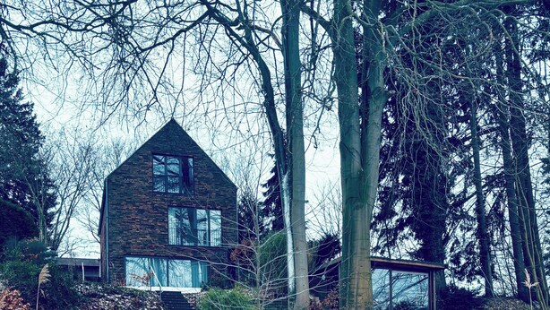 A wooden dock extending into a snowy landscape with a house in the background. - House with private jetty on Neversdorfer See (Leezen)