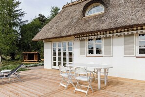 Outdoor dining - Protected nature at thatched gem (Gørlev)