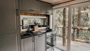 Oven, dishwasher - Unique treetop cabin in forest, Lårdal (Høydalsmo)