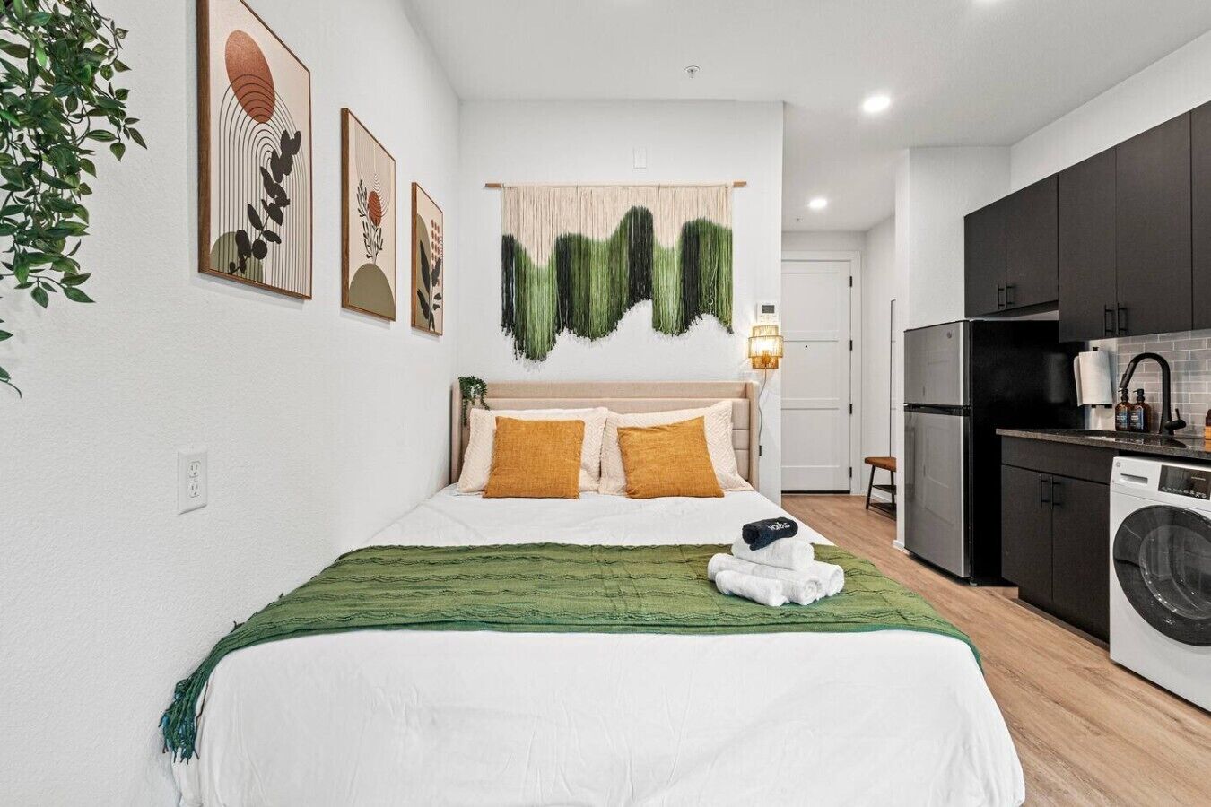 Desk, iron/ironing board, WiFi, bed sheets