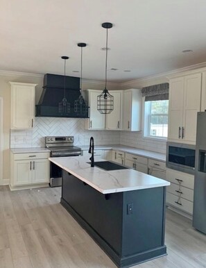 Private kitchen - Charming house in enjoyable Kansas City perfect for your getaway (Kansas City)