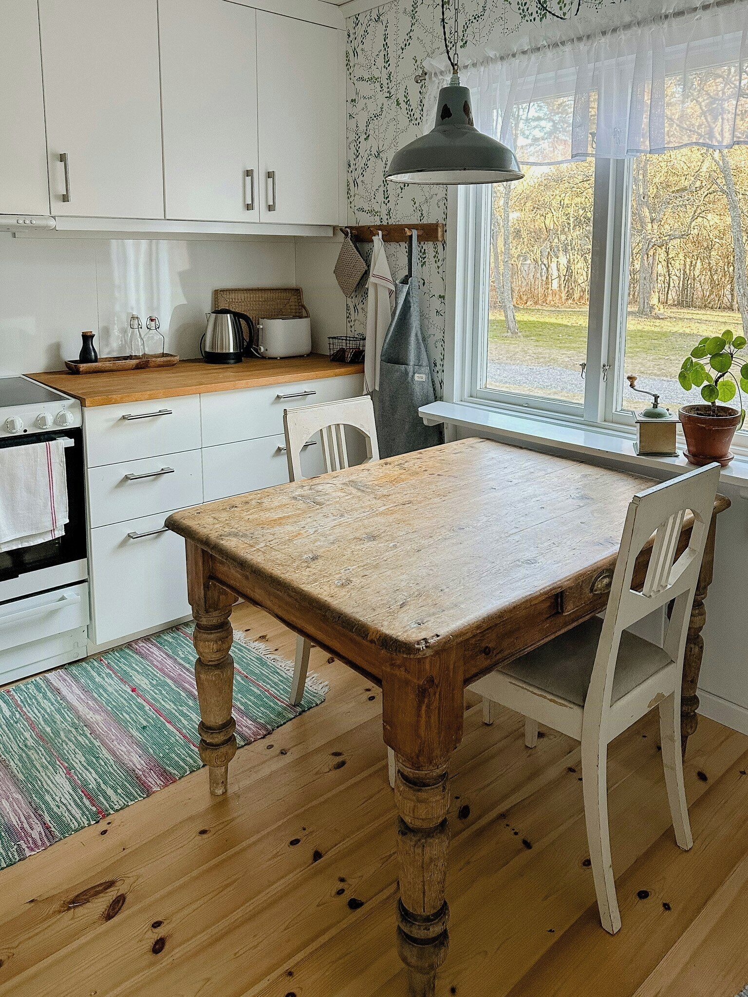 Microwave, oven, dishwasher, coffee/tea maker