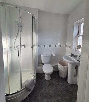 Dusche, Haartrockner, Handtücher, Seife