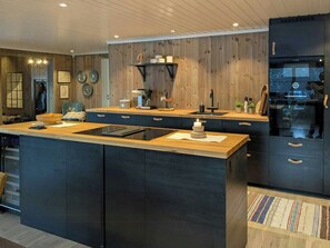 Microwave, oven, dishwasher, coffee/tea maker