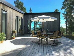 Outdoor dining - Architect villa by cliff bathing in High Coast (Härnösand)