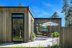 Outdoor dining - Architect villa by cliff bathing in High Coast (Härnösand)