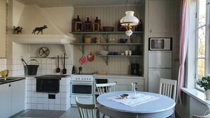 Microondas, horno, lavavajillas y cafetera y tetera 