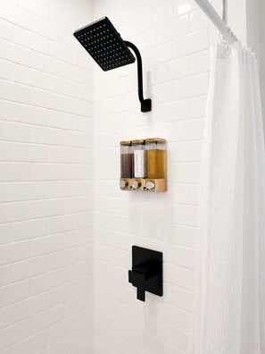 Shower, hair dryer, towels, soap - Luxury Detroit 1Bedroom Suite ,1 min DMC, 7dmin MGM, Wayne State & Ford Field (Detroit)