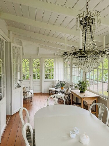 Villa suisse avec la forêt pour voisine à Bråviken