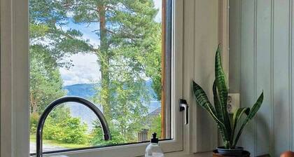 Charming seaside cabin in Tingvoll