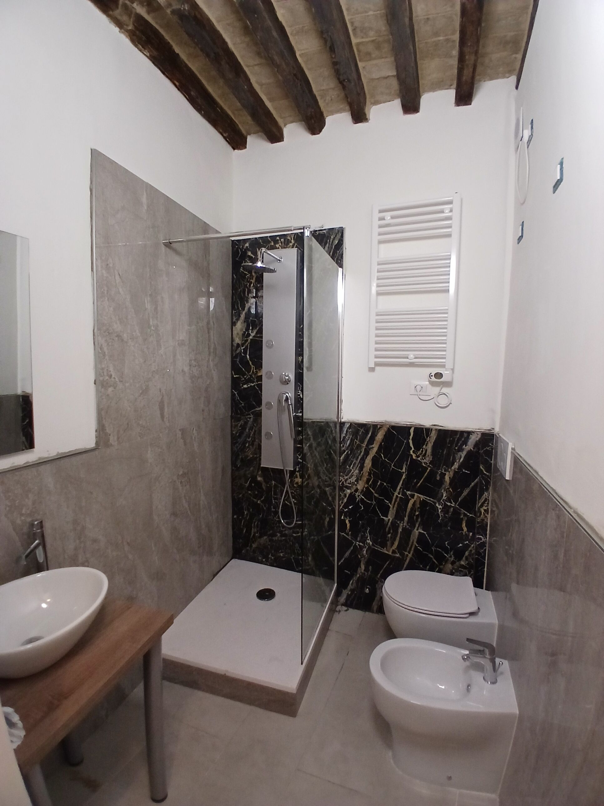 Ein Badezimmer mit Dusche, Waschbecken und Toilette.