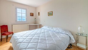 Room - Charming one-bedroom apartment at the Hendaye harbor, within walking distance of the beach and in a peaceful setting (HENDAYE)
