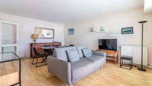Living area - Charming one-bedroom apartment at the Hendaye harbor, within walking distance of the beach and in a peaceful setting (HENDAYE)
