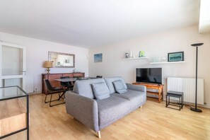 Living area - Charming one-bedroom apartment at the Hendaye harbor, within walking distance of the beach and in a peaceful setting (HENDAYE)