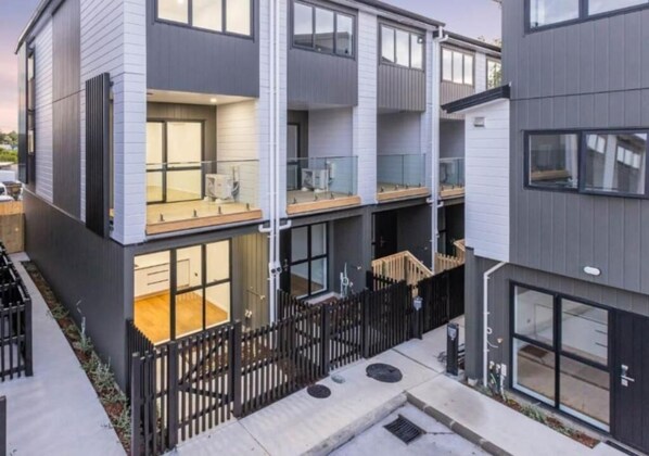 Exterior - Stylish Wesley Retreat (Auckland)