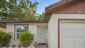 Exterior detail - Checkmate Cottage - Fire Pit + Putting Green (Palm Harbor)
