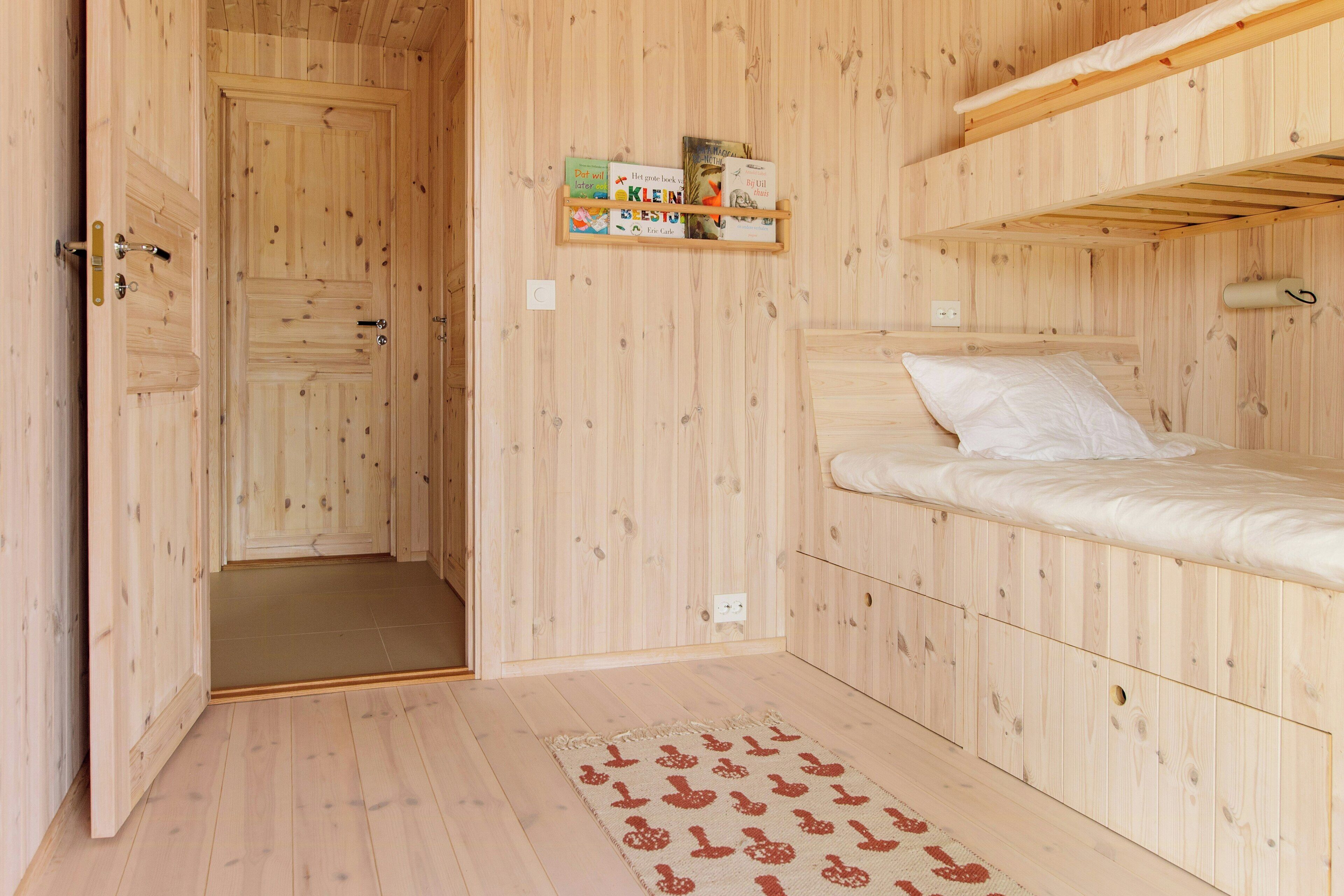 5 bedrooms, desk, WiFi (free)