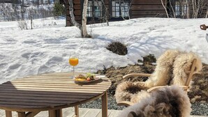 Outdoor dining - Beautiful architecture by Vågslidvatnet lake (Edland)